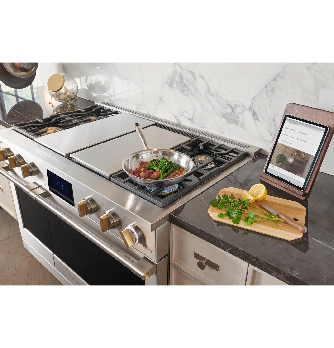 Monogram 36" Dual-Fuel Professional Range with 4 Burners and Griddle