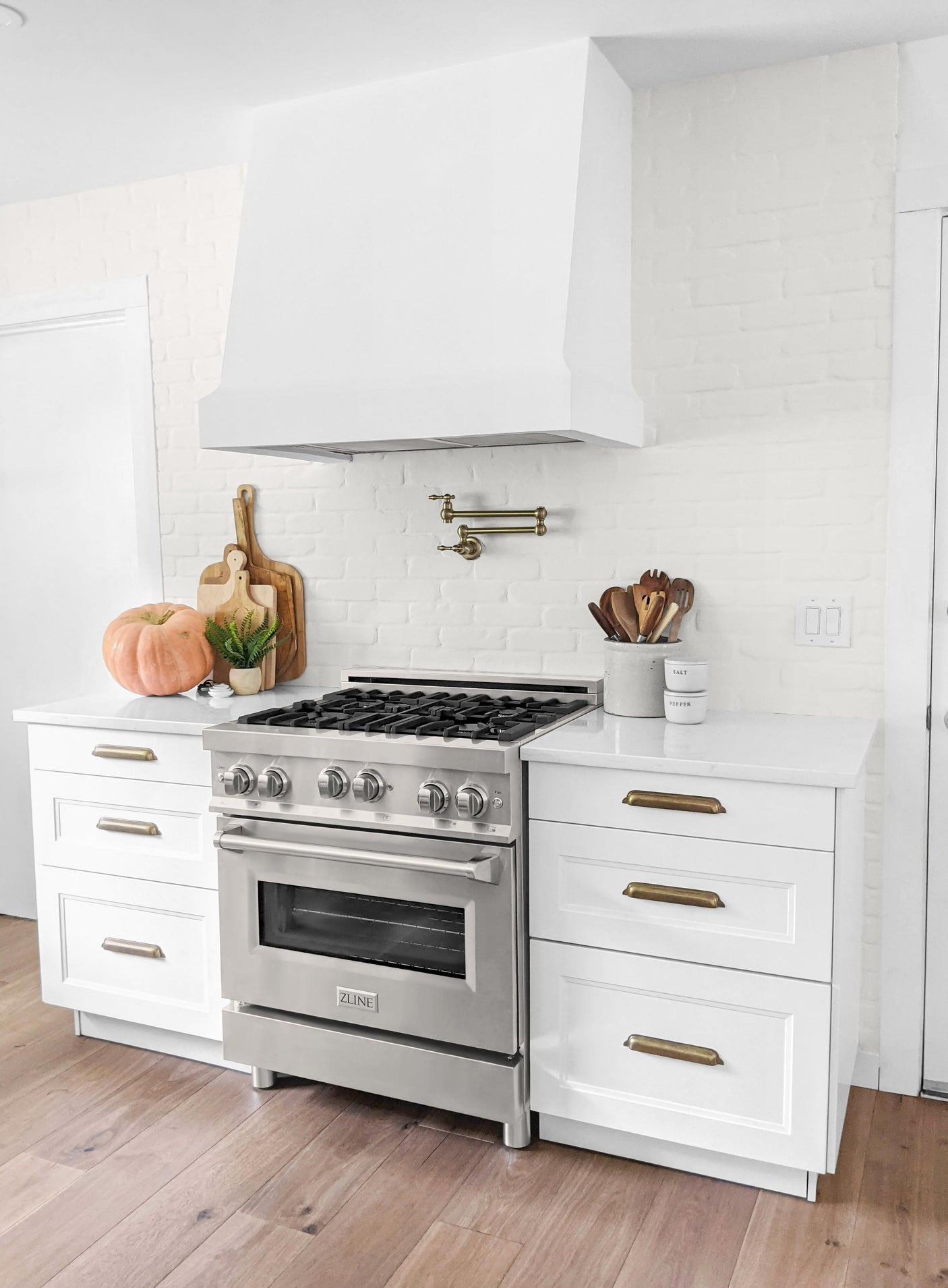 ZLINE 30" 4.0 cu. ft. Range with Gas Stove and Gas Oven in Stainless Steel (RG30) [Color: ZLINE DuraSnow Stainless Steel®]