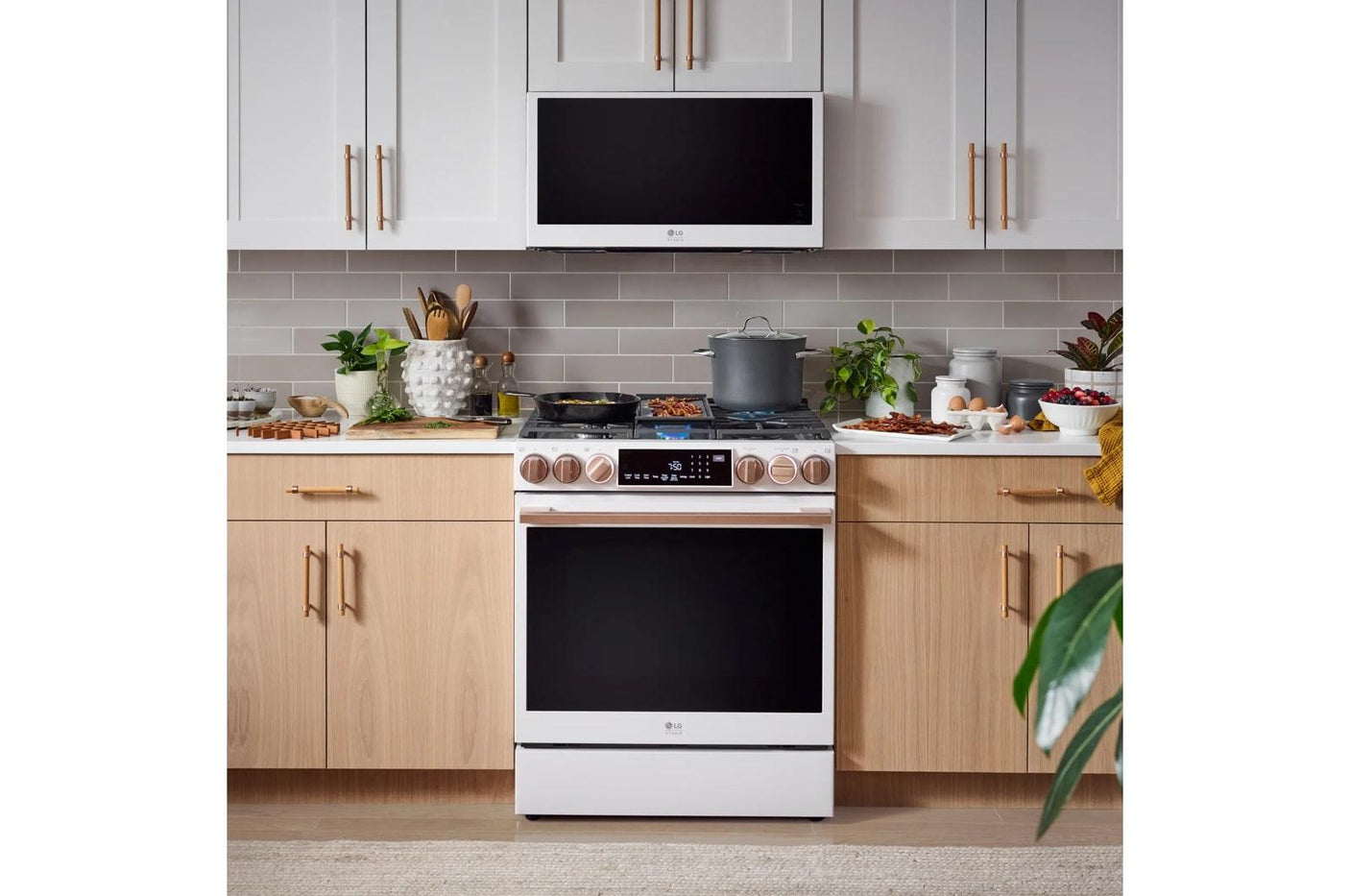 LG STUDIO 6.3 cu. ft. InstaView® Gas Slide-in Range with ProBake Convection® and Air Fry