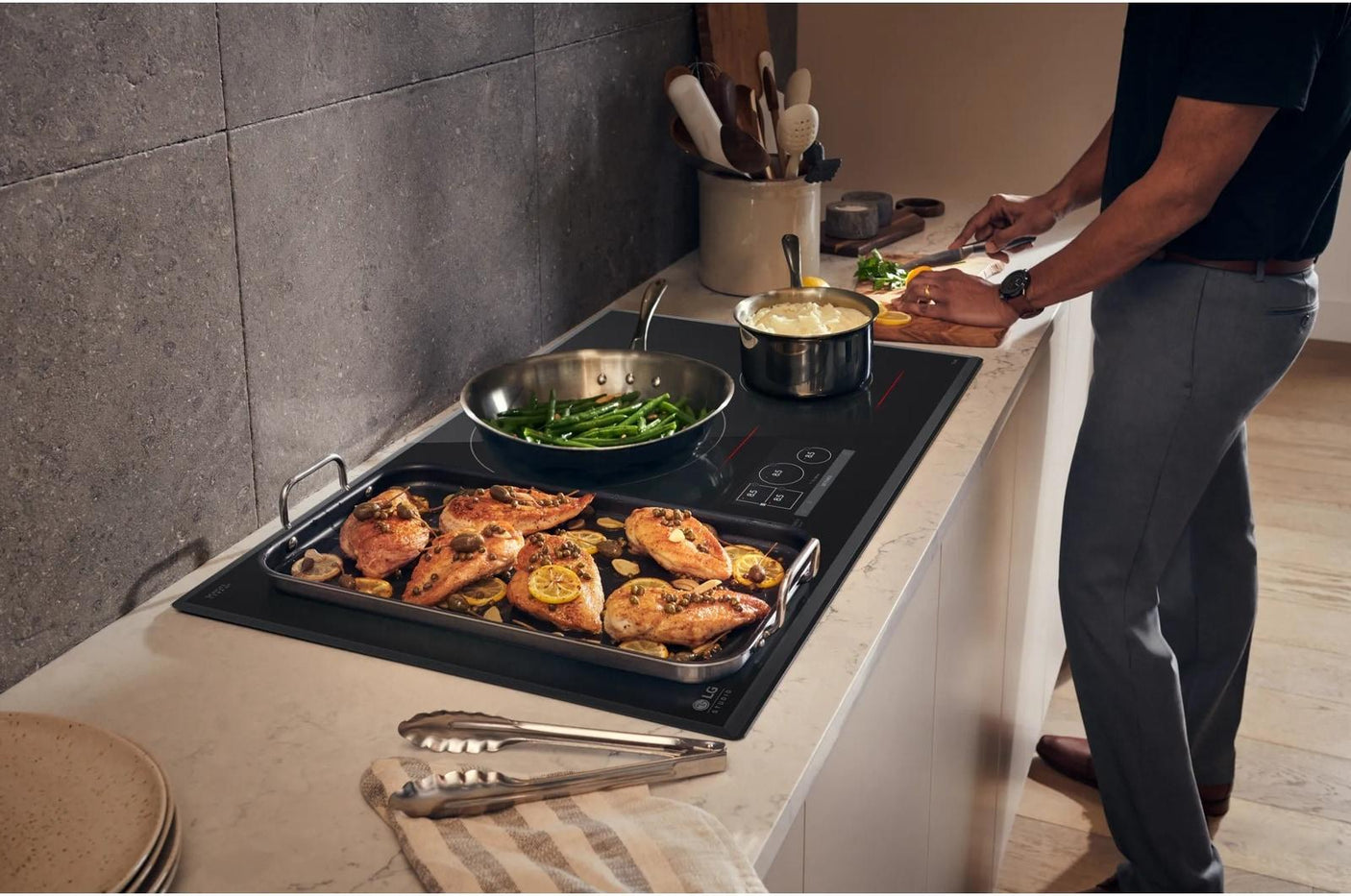 LG STUDIO 30" Induction Cooktop with 4 Burners and Flexible Cooking Zone