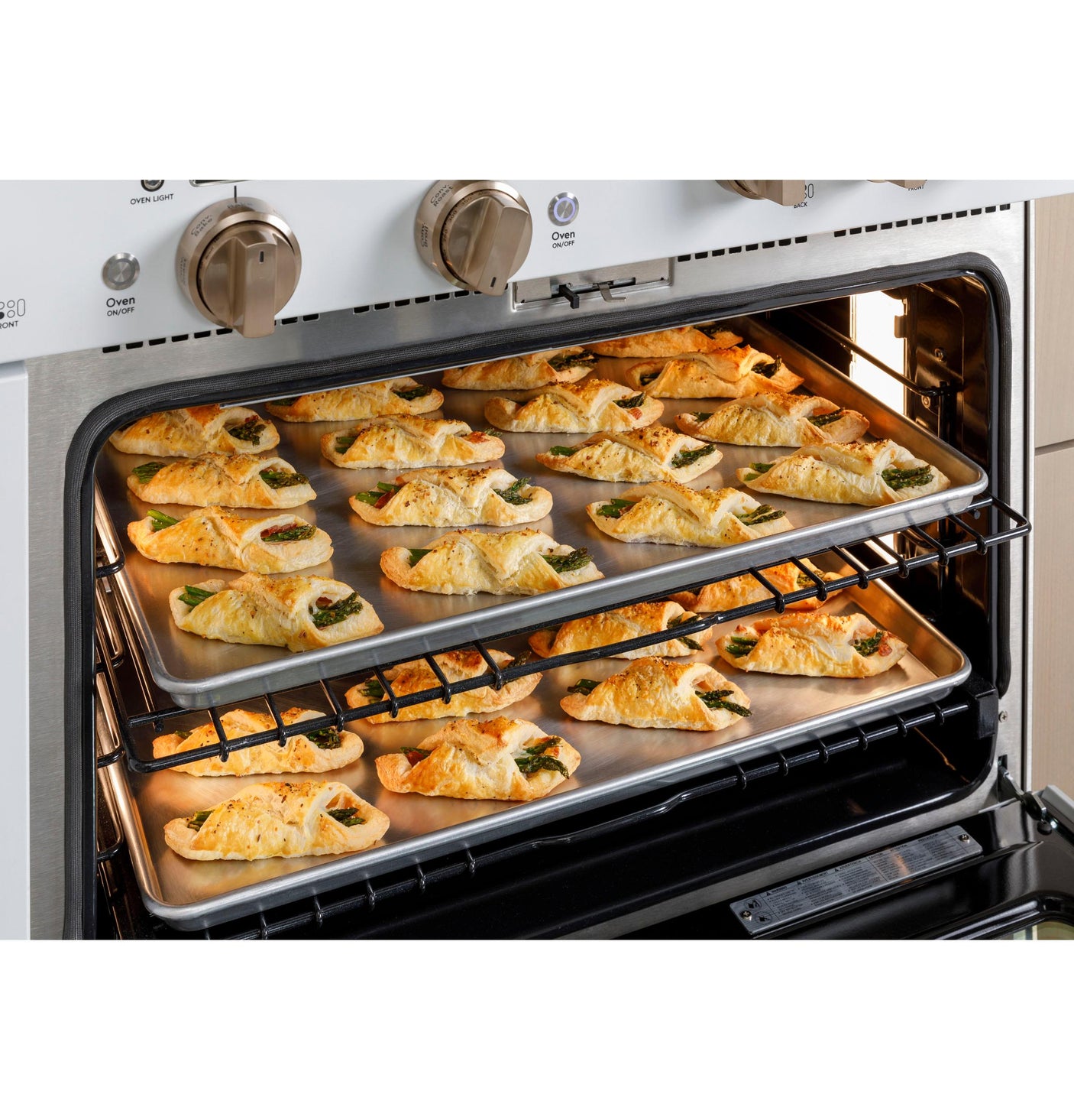 Café™ 48" Smart Dual-Fuel Commercial-Style Range with 6 Burners and Griddle (Natural Gas)