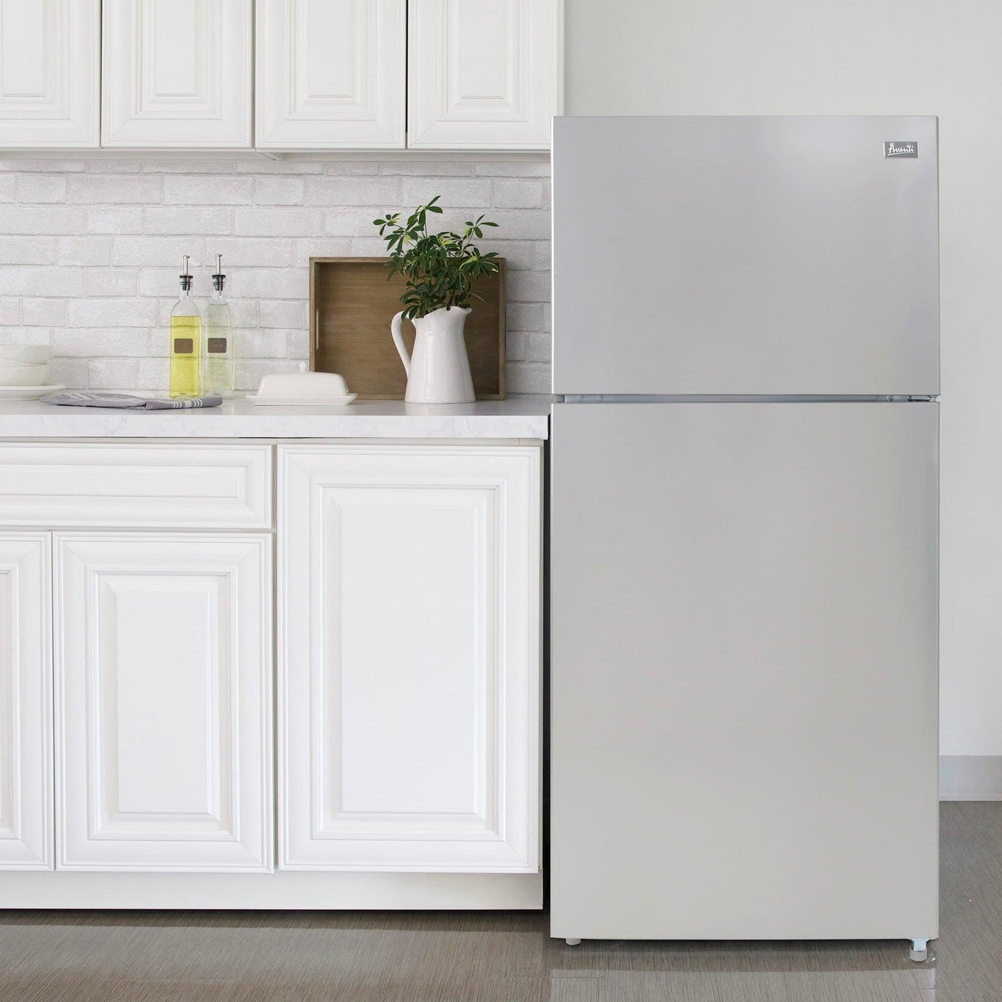 Avanti Frost-Free Apartment Size Refrigerator, 18.0 cu. ft. - White / 18 cu. ft.