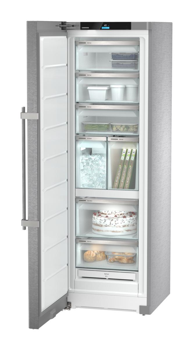 Freestanding freezer with NoFrost and IceTower