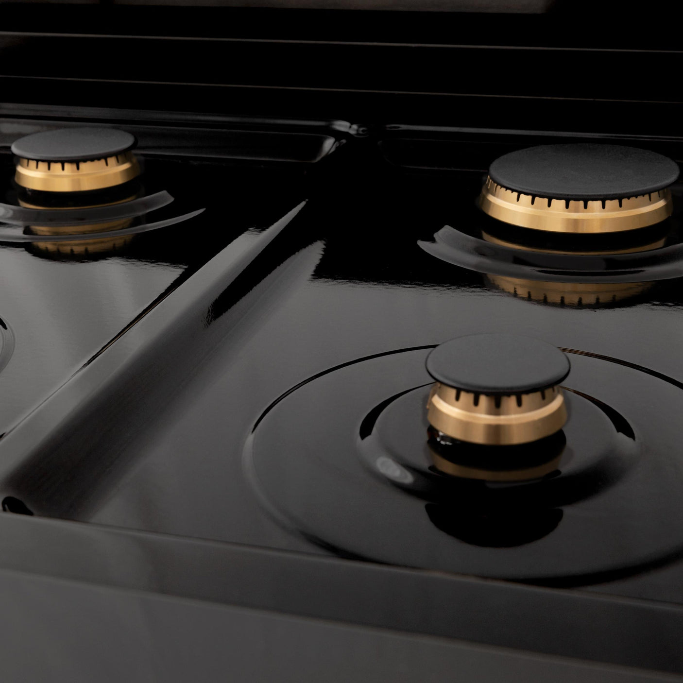 ZLINE Autograph Edition 36" Porcelain Rangetop with 6 Gas Burners in Black Stainless Steel and Champagne Bronze Accents (RTBZ-36-CB) [Color: Champagne Bronze]