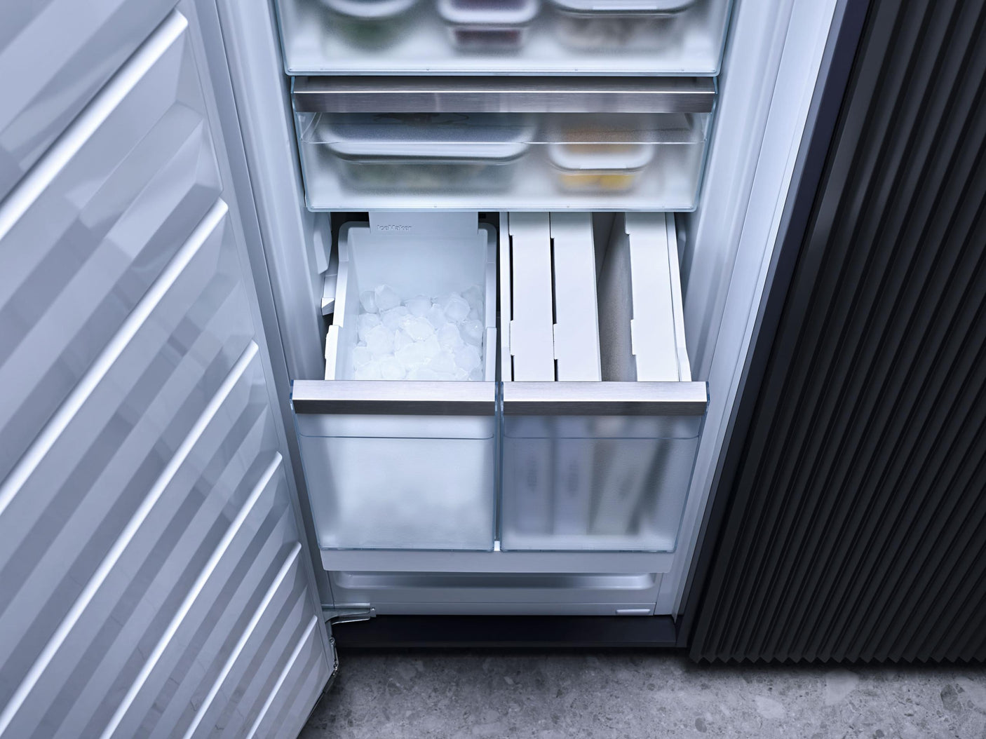 FNS 7794 E - PerfectCool freezer with NoFrost and 8 freezer drawers on telescopic runners for max. convenience.