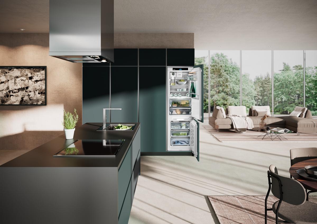 Combined refrigerator-freezer with BioFresh and NoFrost for integrated use