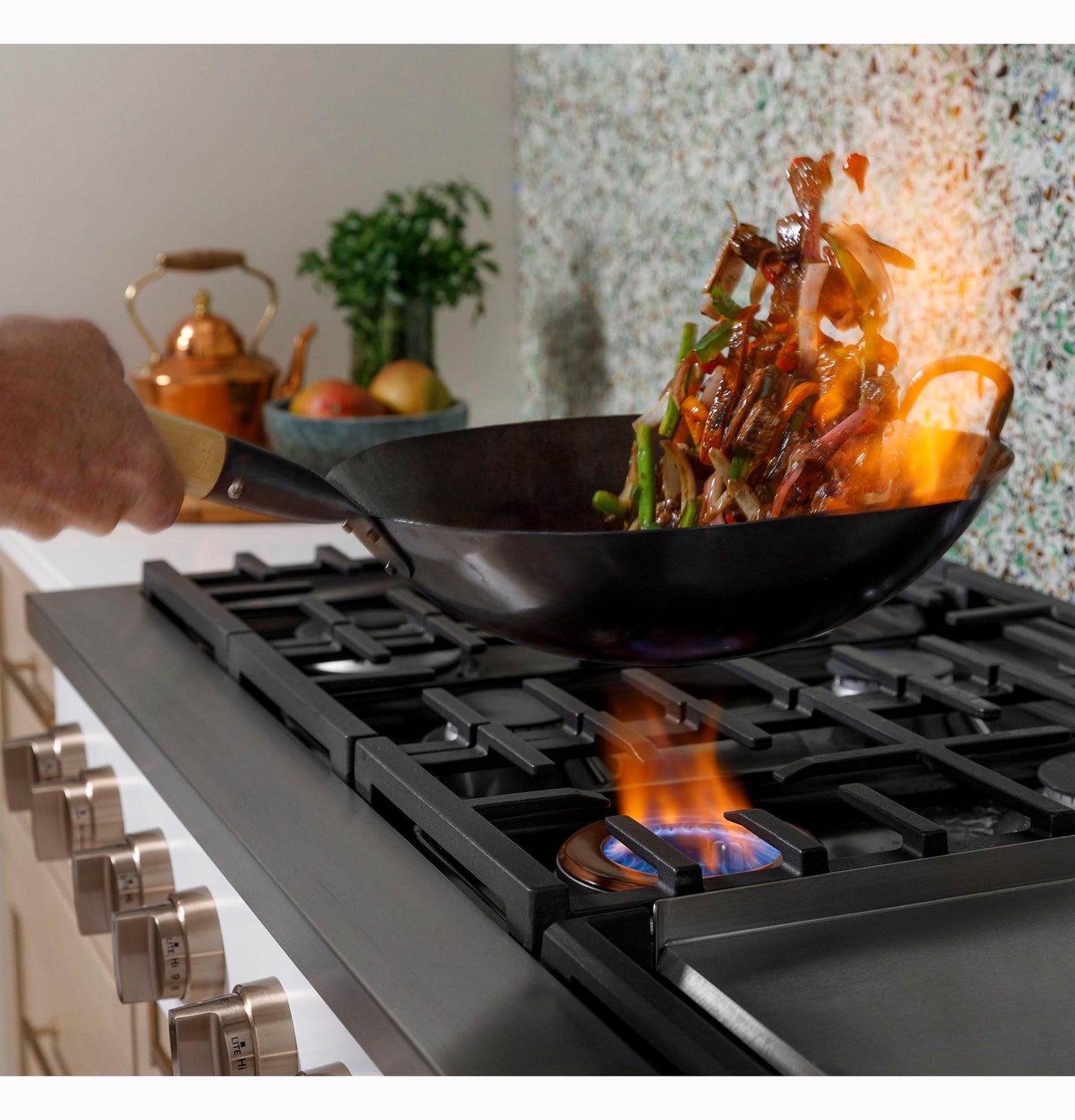 Café™ 48" Commercial-Style Gas Rangetop with 6 Burners and Integrated Griddle (Natural Gas)