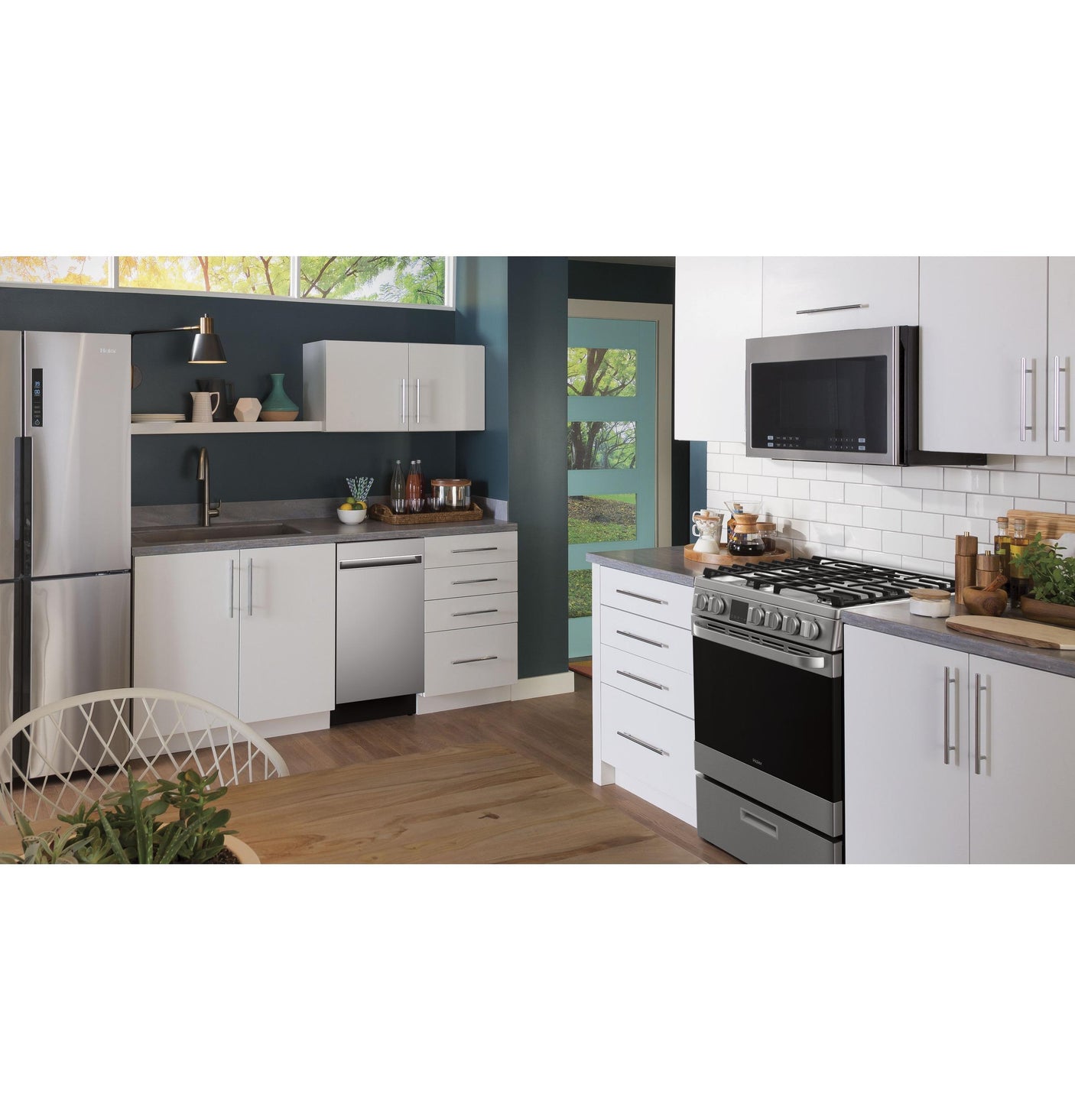 24" 2.9 Cu. Ft. Gas Free-Standing Range with Convection and Modular Backguard