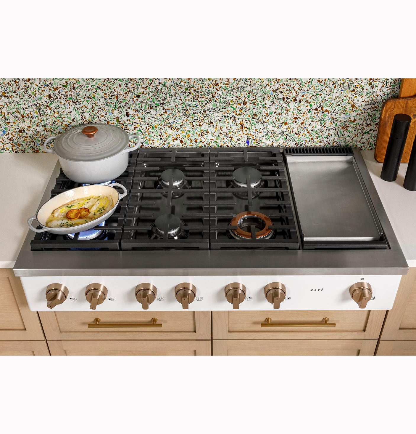 Café™ 48" Commercial-Style Gas Rangetop with 6 Burners and Integrated Griddle (Natural Gas)