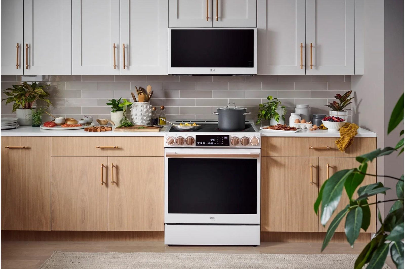 LG STUDIO 6.3 cu. ft. InstaView® Electric Slide-in Range with ProBake Convection® and Air Fry