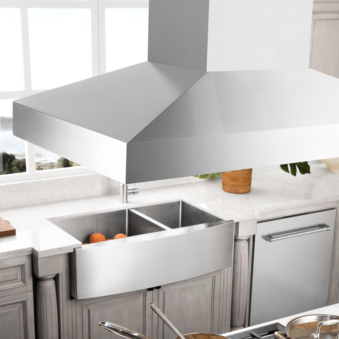 ZLINE Island Mount Range Hood in Stainless Steel with Built-in ZLINE CrownSound Bluetooth Speakers (KL3iCRN-BT)