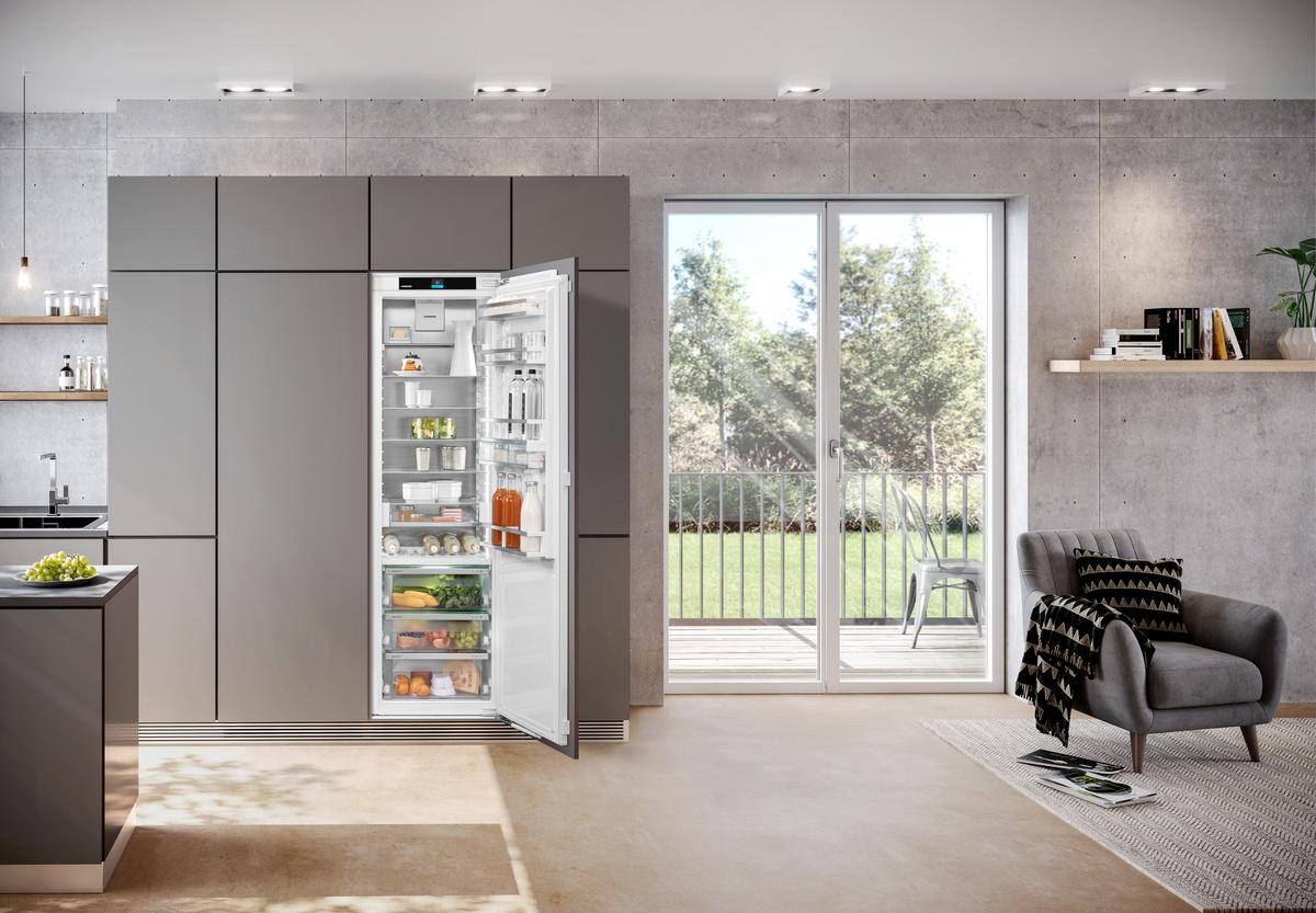 Refrigerator with BioFresh for integrated use