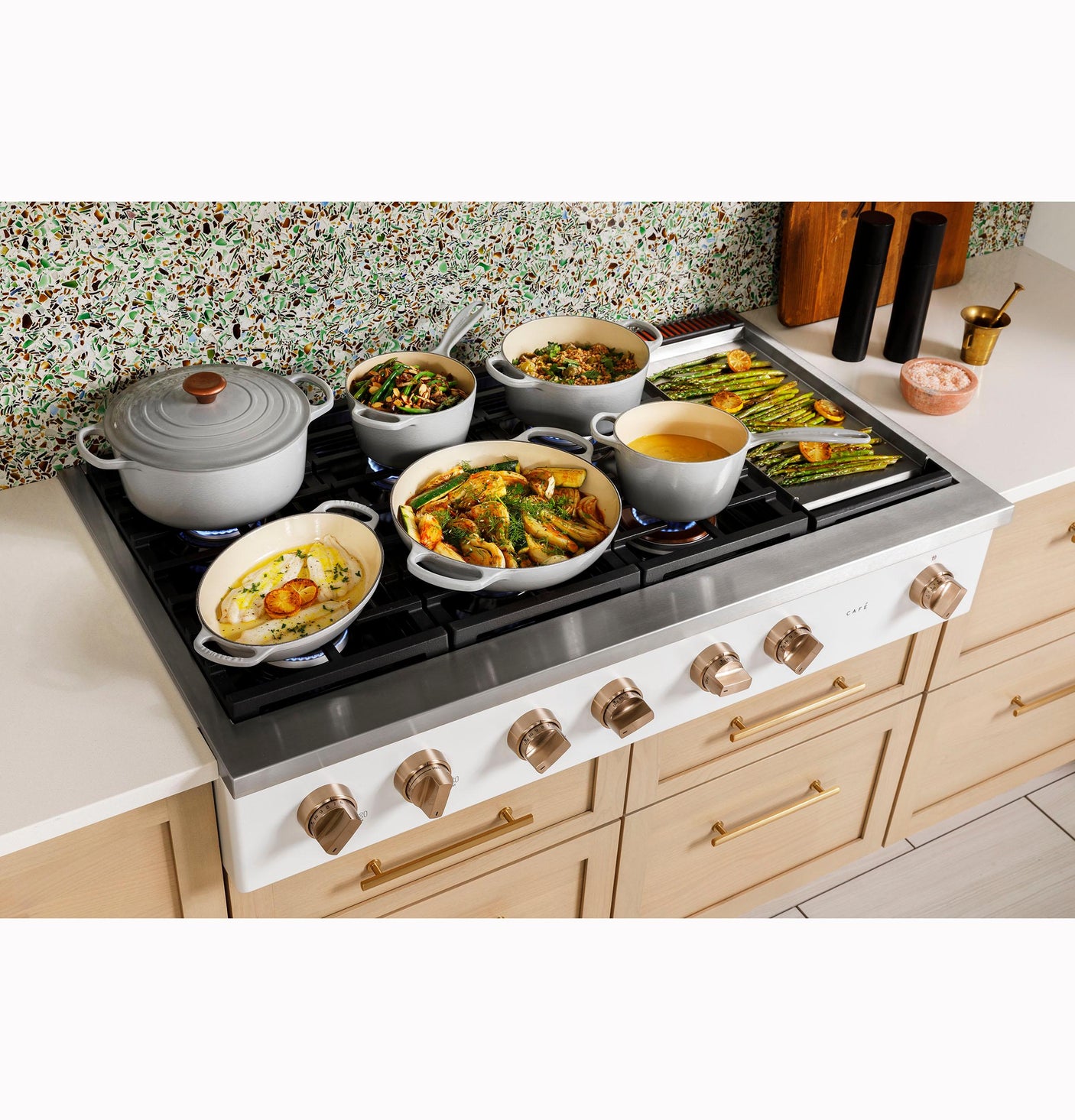 Café™ 48" Commercial-Style Gas Rangetop with 6 Burners and Integrated Griddle (Natural Gas)