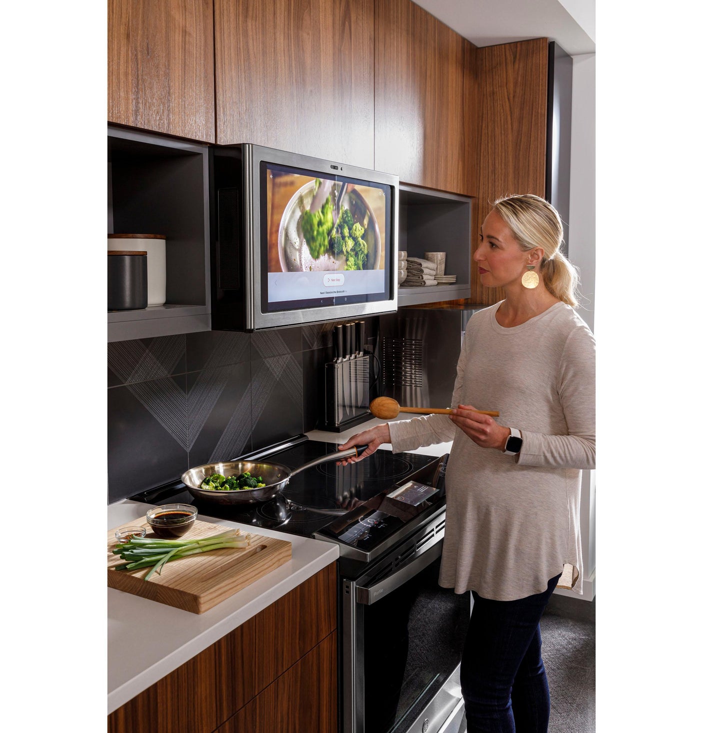 GE Profile™ 30" Smart Slide-In Fingerprint Resistant Front-Control Induction and Convection Range with No Preheat Air Fry