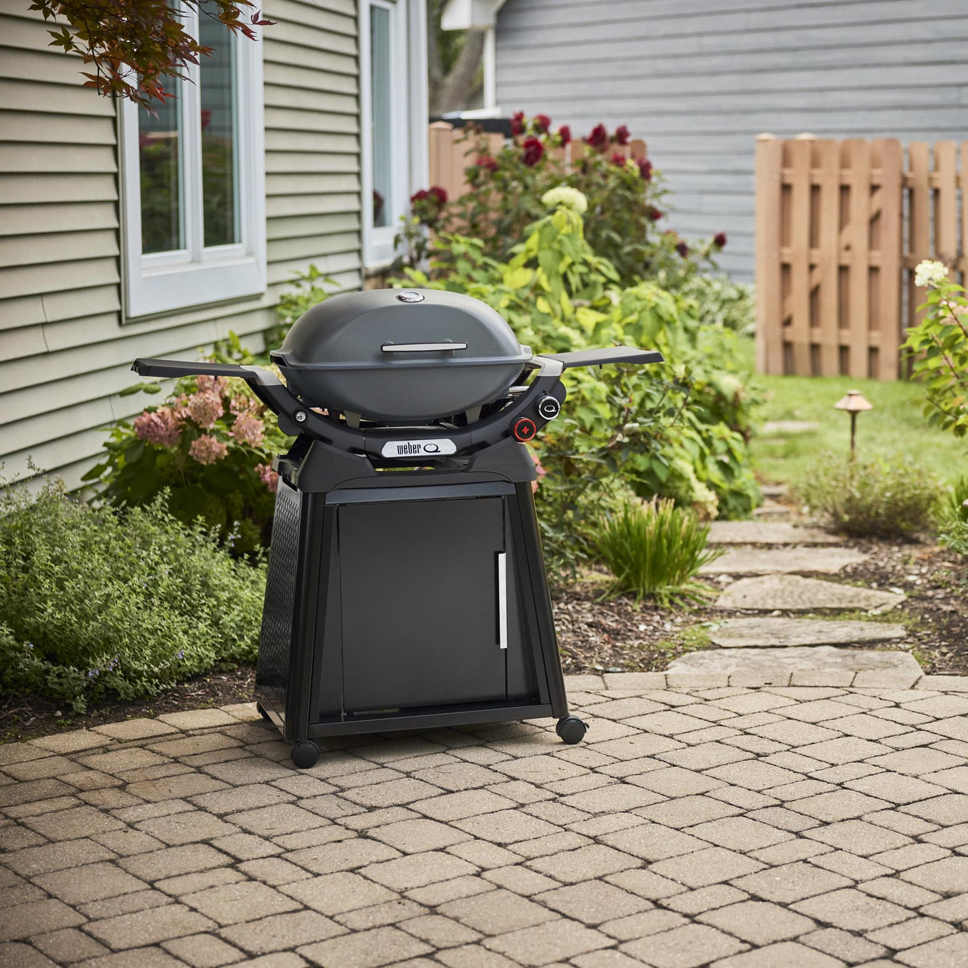 Q 2800N+ Gas Grill with Stand (Liquid Propane) - Charcoal Grey