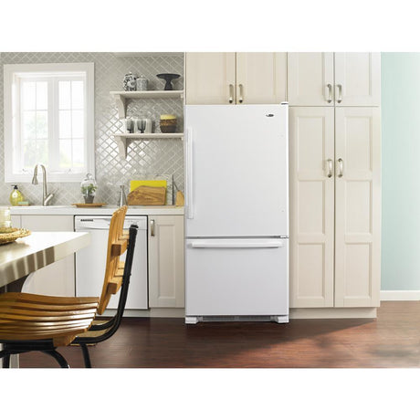 33-inch Wide Bottom-Freezer Refrigerator with EasyFreezer™ Pull-Out Drawer - 22 cu. ft. Capacity